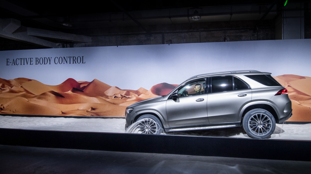 SMALL_現場演示The new Mercedes-Benz GLE 的 E-Active Body Control 脫困模式，立刻成為全場焦點